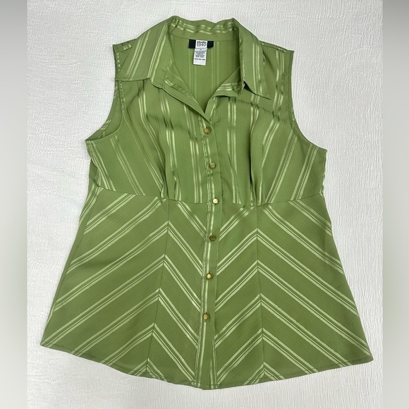 Studio 1940 Tops - Studio 1940 beautiful green with gold metallic detail fitted sleeveless blouse​